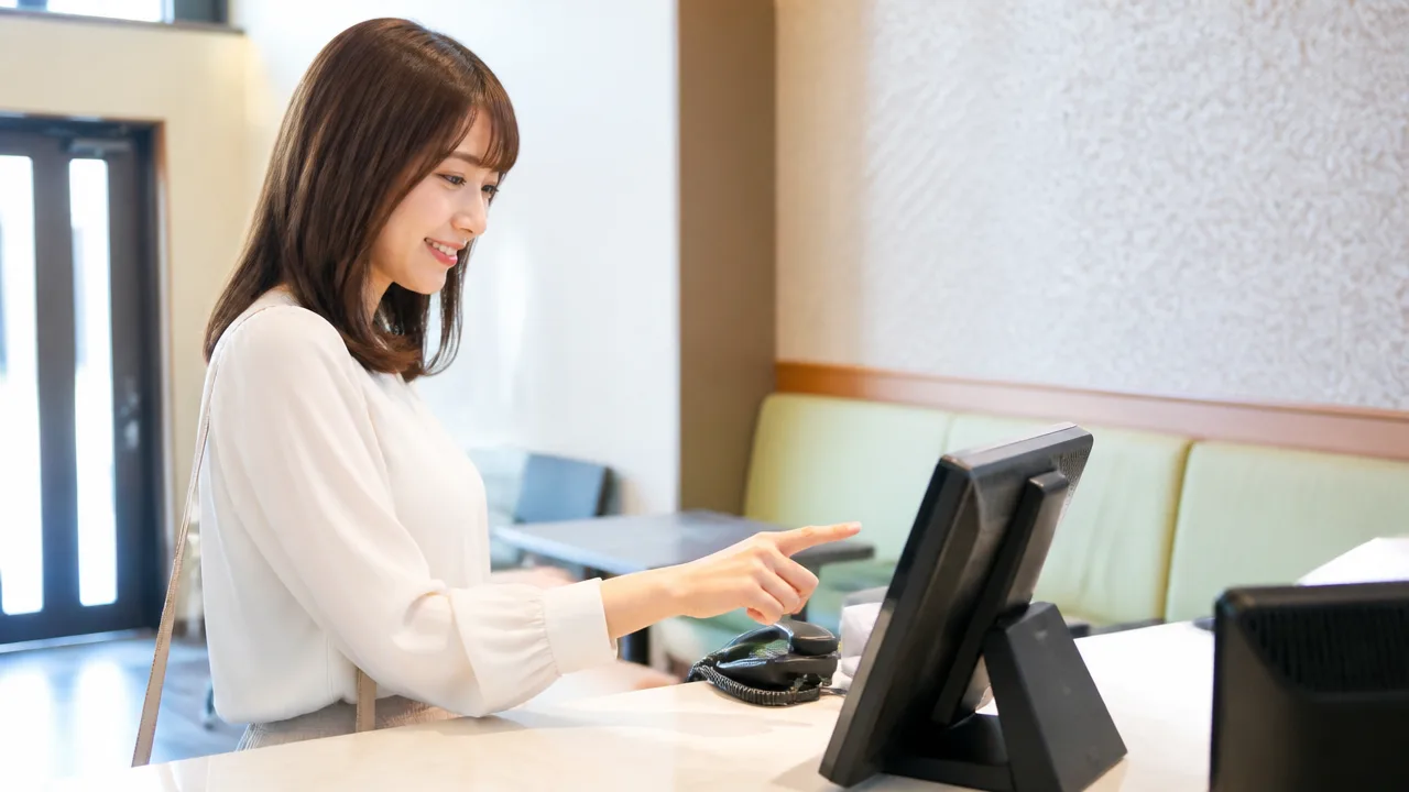 カラオケに途中から合流できる？受付方法や料金を解説