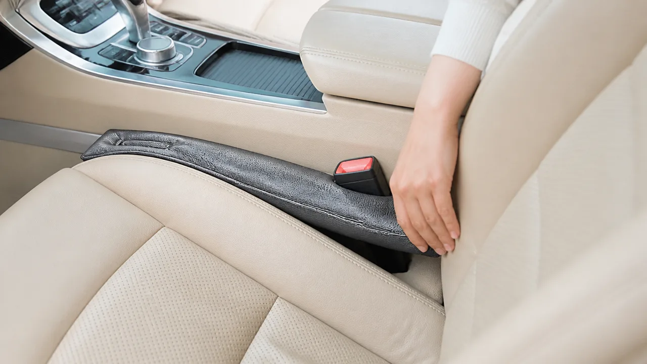 車のシートのすき間に物を落とさない方法｜100均クッションで対策
